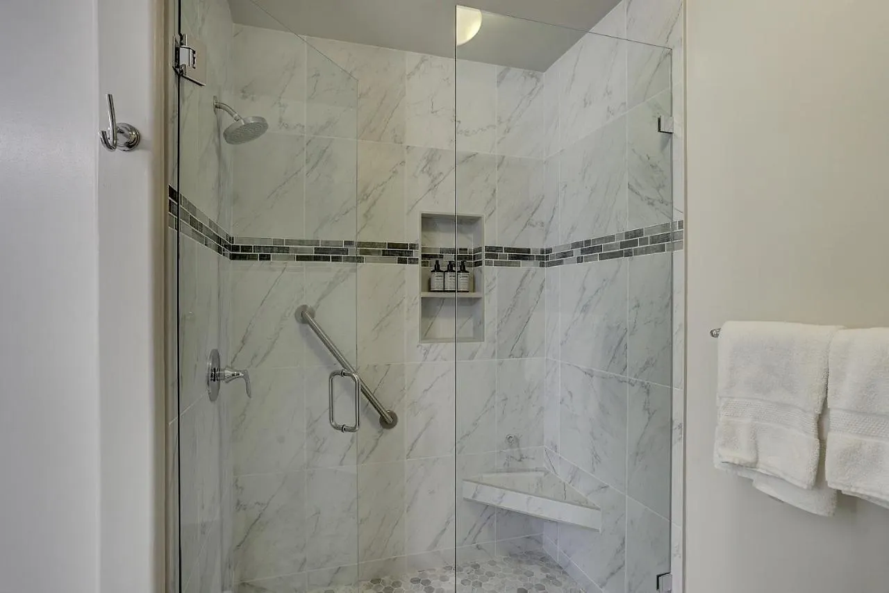 Newly Remodeled Spacious 1 Bedroom *