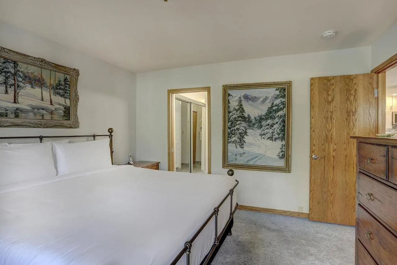 Newly Remodeled Spacious 1 Bedroom Apartment *