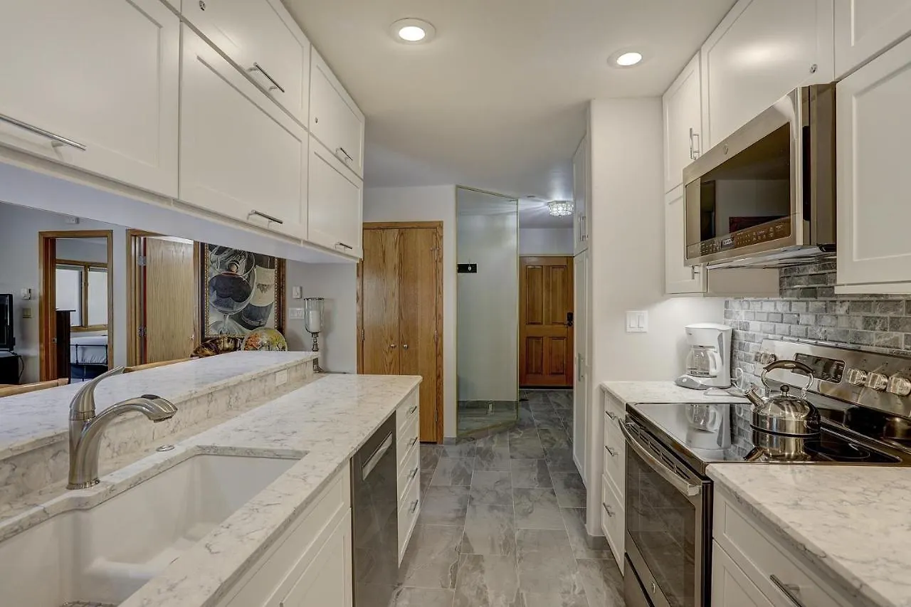 Newly Remodeled Spacious 1 Bedroom Apartment *