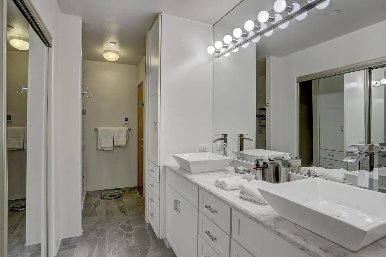 Newly Remodeled Spacious 1 Bedroom Apartment *