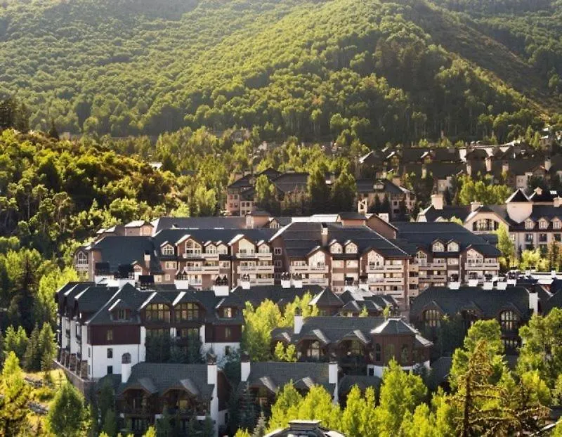 Apartment Ski-in Ski-out Condo: Slope-side With Indoor Pool