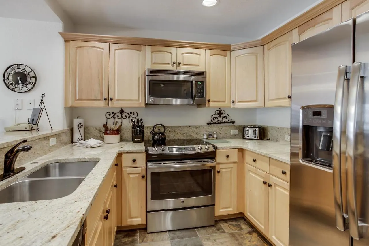 Luxurious 3 Bedroom 3 Bath Condo! Apartment *