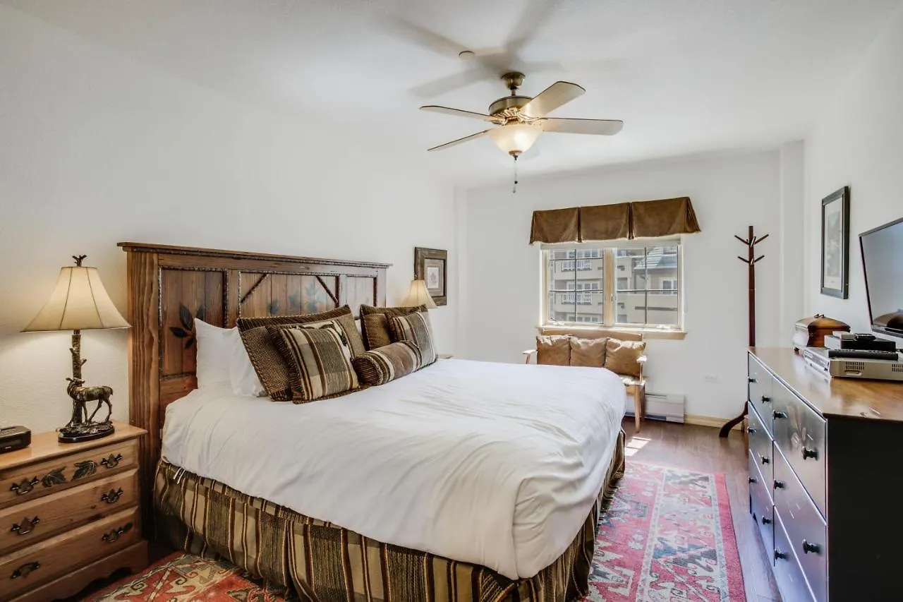 Luxurious 3 Bedroom 3 Bath Condo! Apartment *