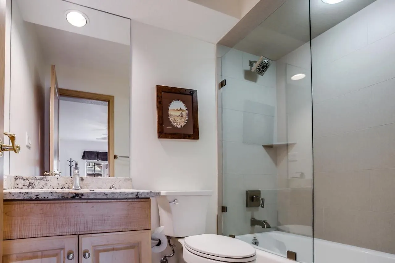 Apartment Luxurious 3 Bedroom 3 Bath Condo!
