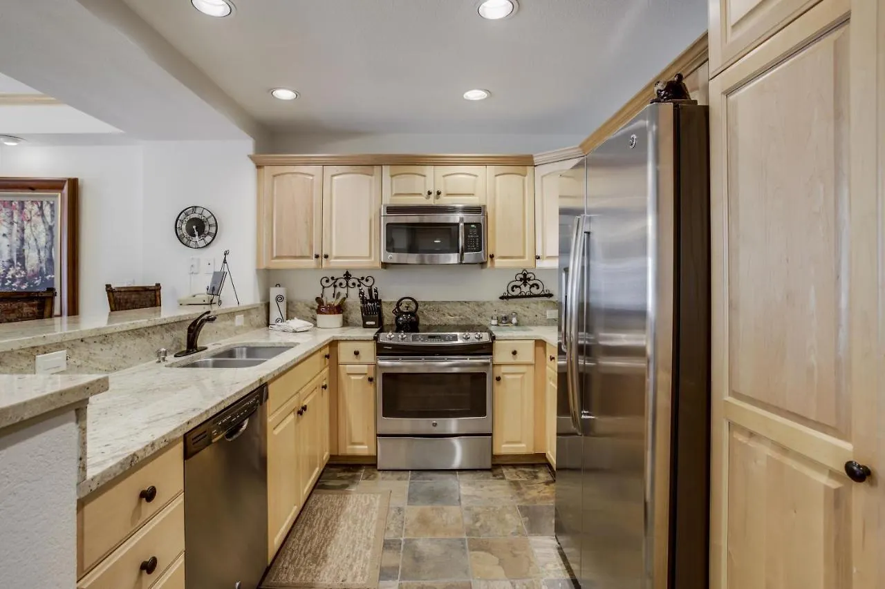Luxurious 3 Bedroom 3 Bath Condo! Apartment *