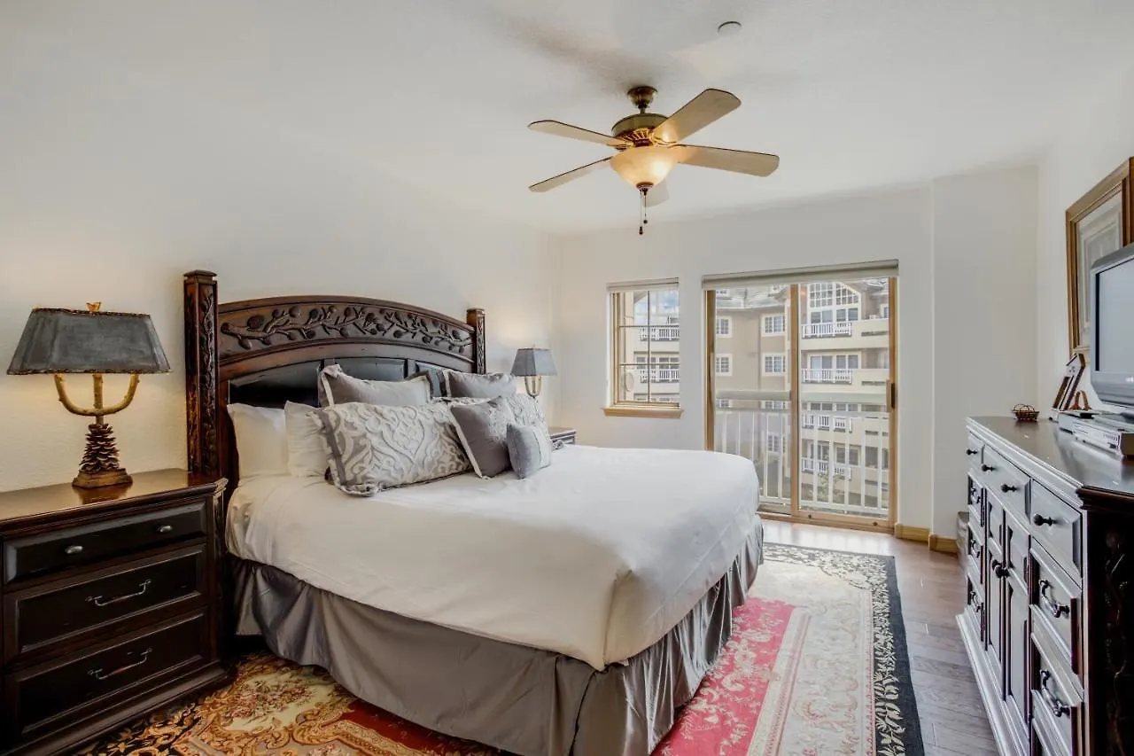 Luxurious 3 Bedroom 3 Bath Condo! Apartment *