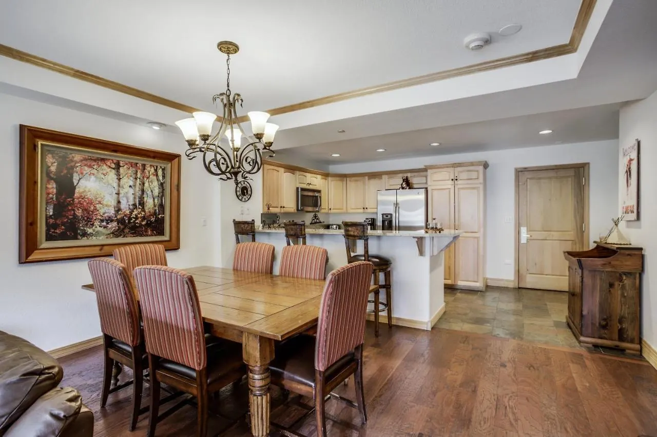Luxurious 3 Bedroom 3 Bath Condo! *