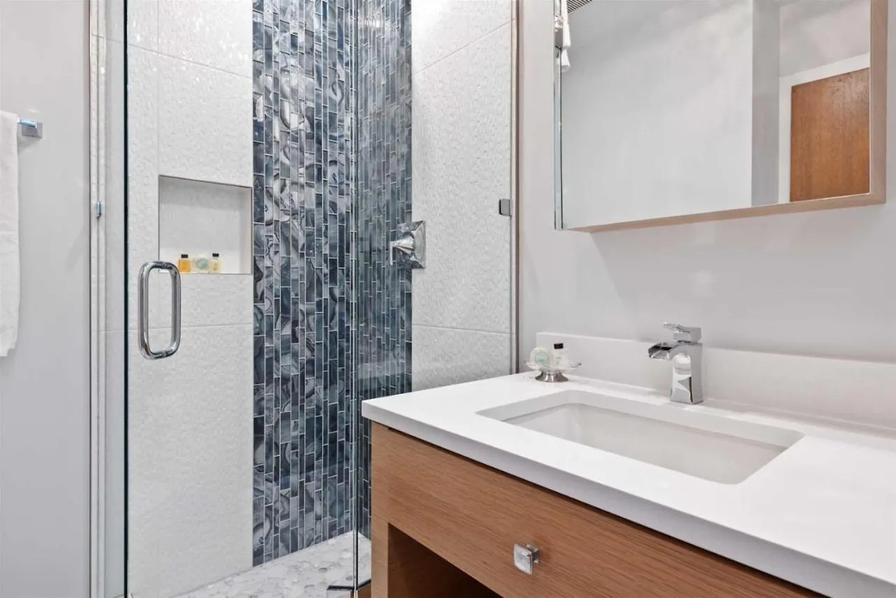 Apartment Village 2 Bedroom In The Heart Of The Village! *