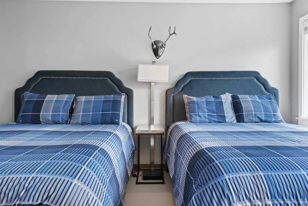 Apartment Village 2 Bedroom In The Heart Of The Village! *