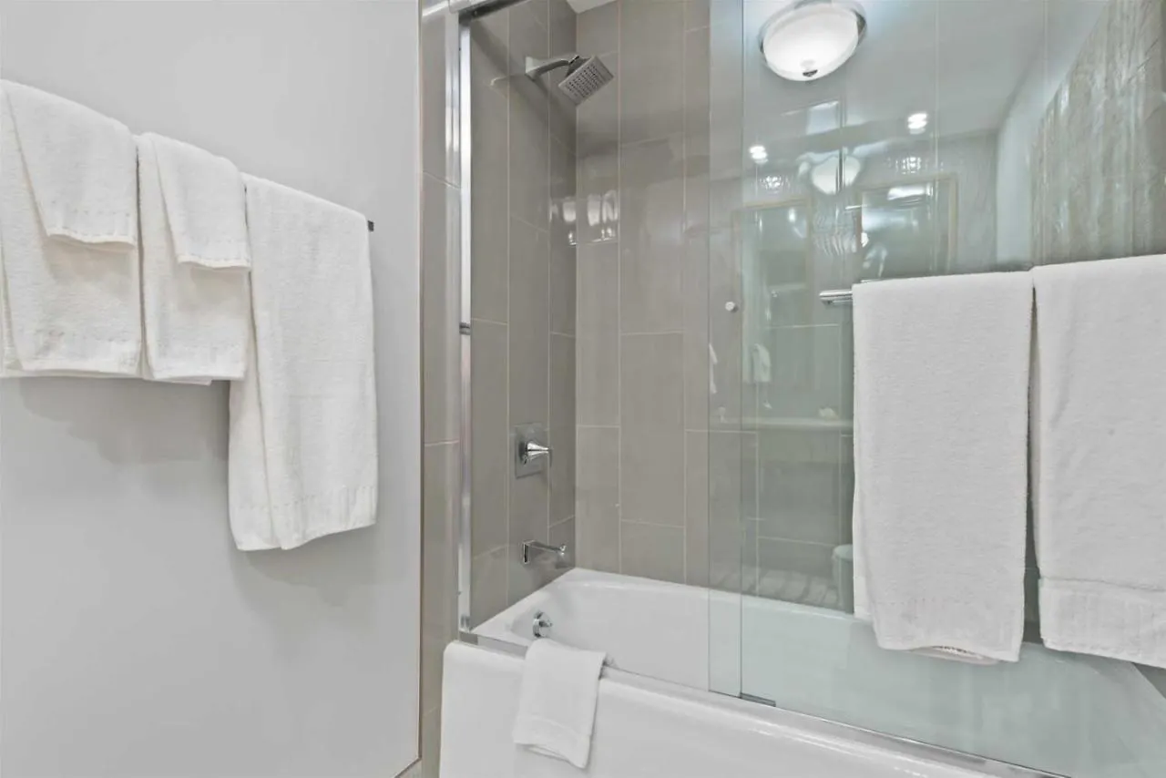 Apartment Village 2 Bedroom In The Heart Of The Village! *