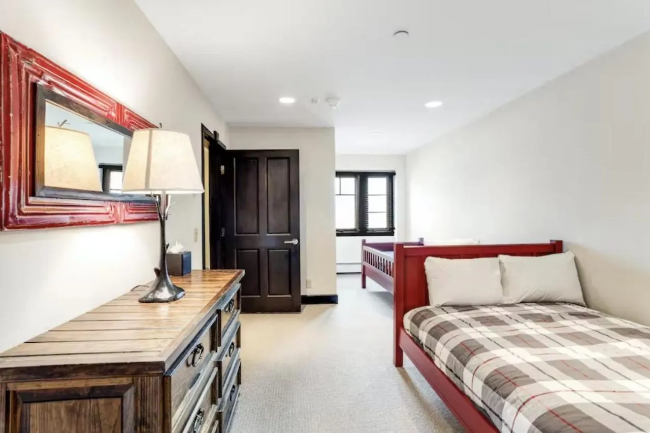 5 Bedroom Ski-in-ski-out Luxury Townhome In The Meadows Townhomes Holiday home *