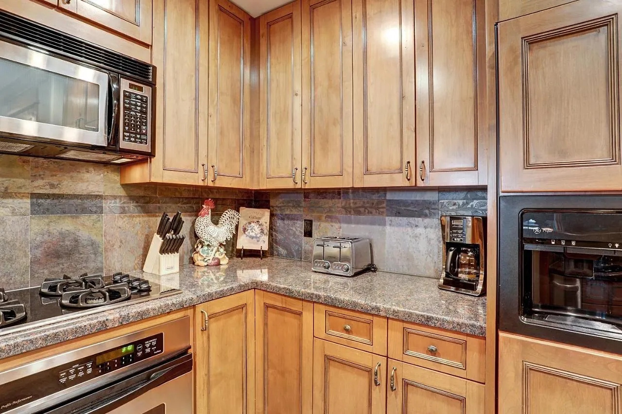 Luxurious 2 Bedroom 50 Feet From The Slopes! Apartment *