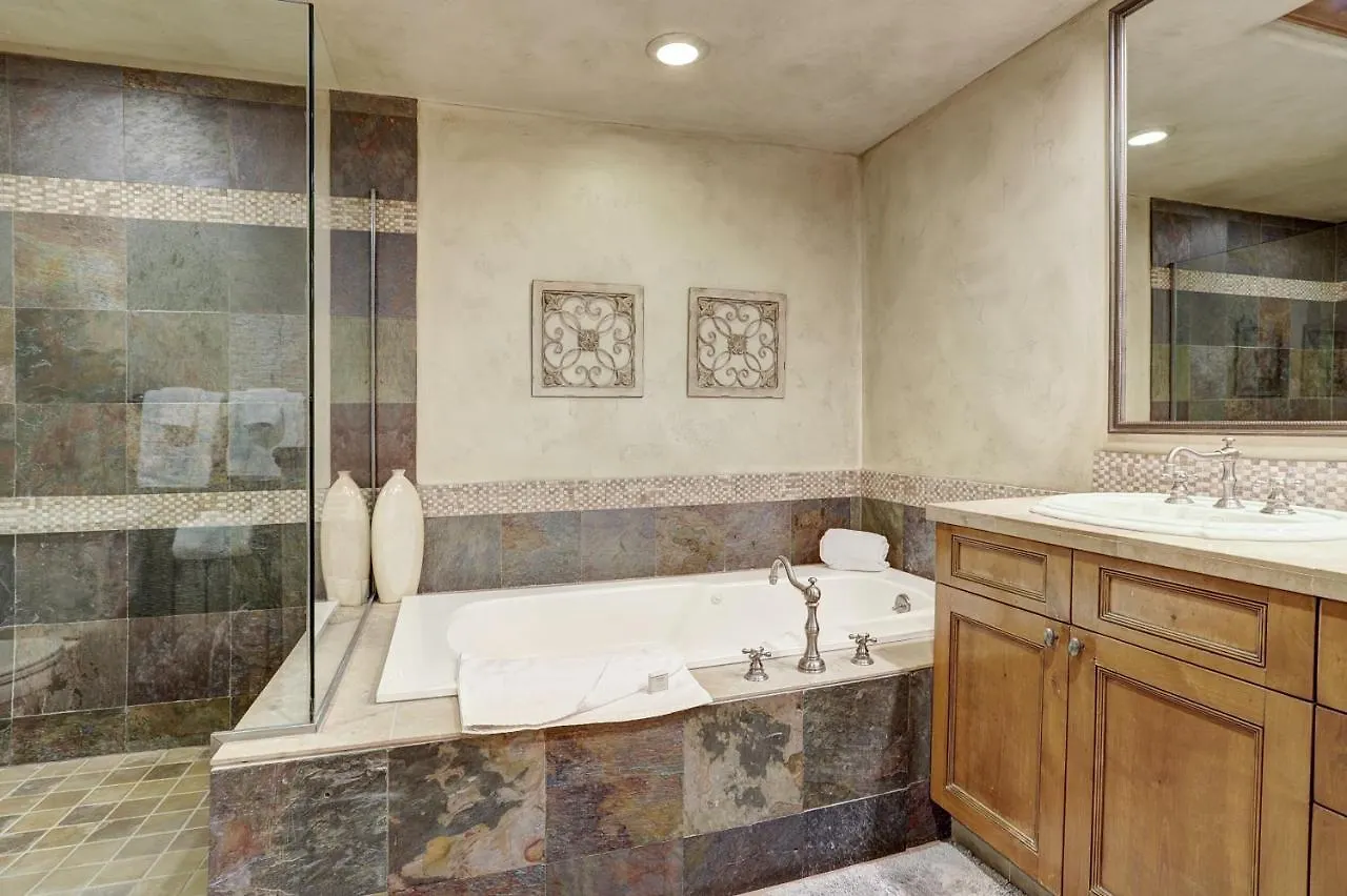Luxurious 2 Bedroom 50 Feet From The Slopes! Apartment *