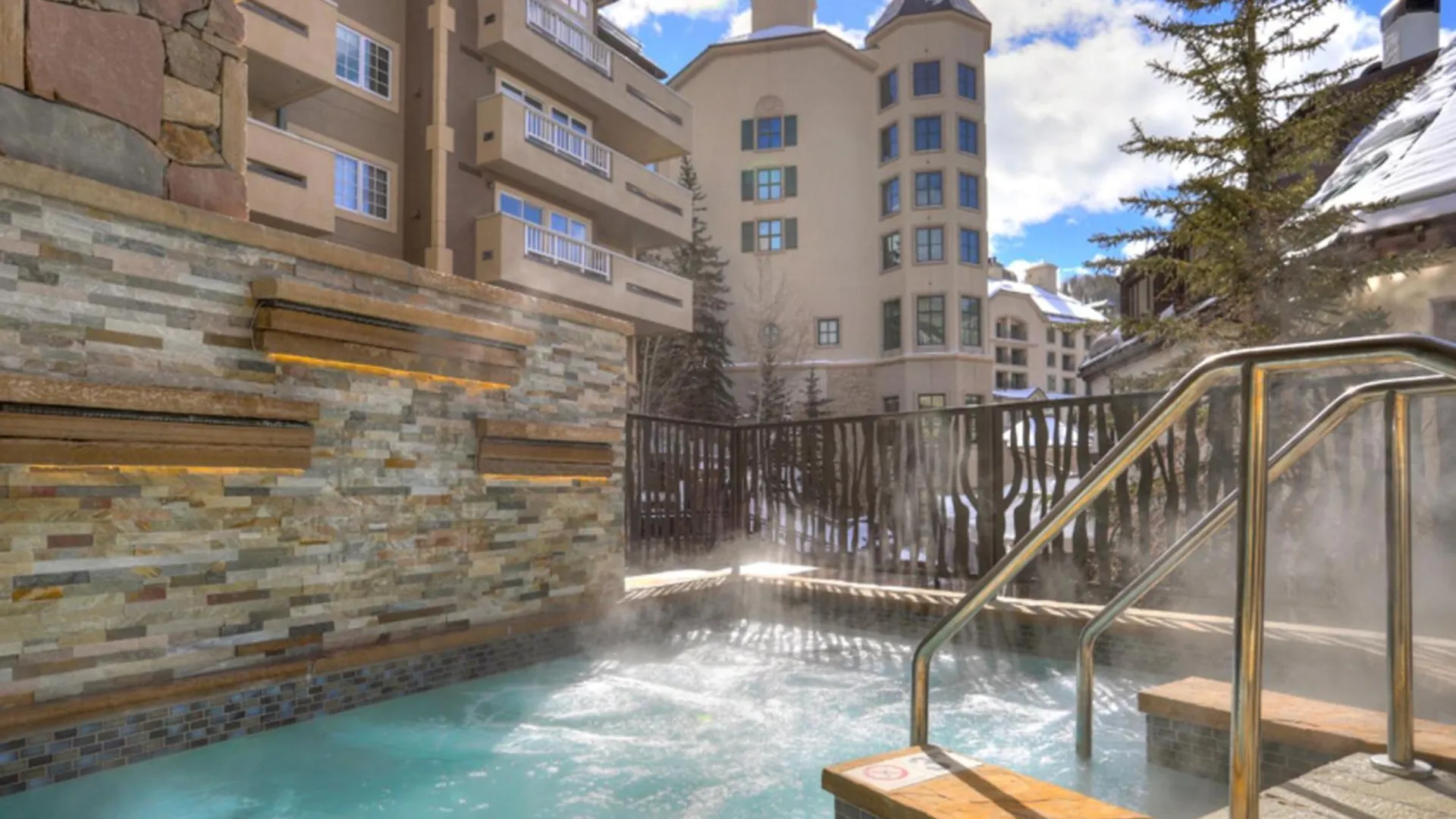 Luxurious 3 Bedroom 3 Bath Condo! Apartment