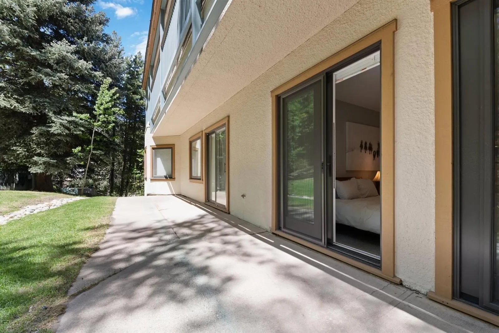 2 Bedroom In The Heart Of Village Apartment
