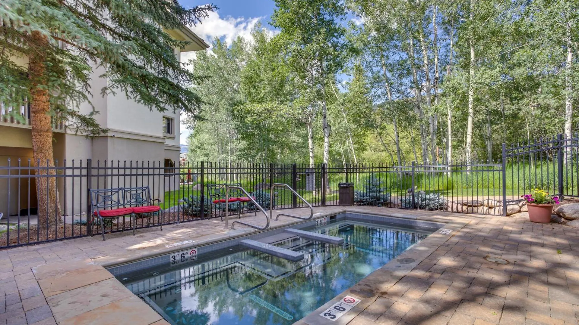 Apartment Ski-inandski-out Near Trails *
