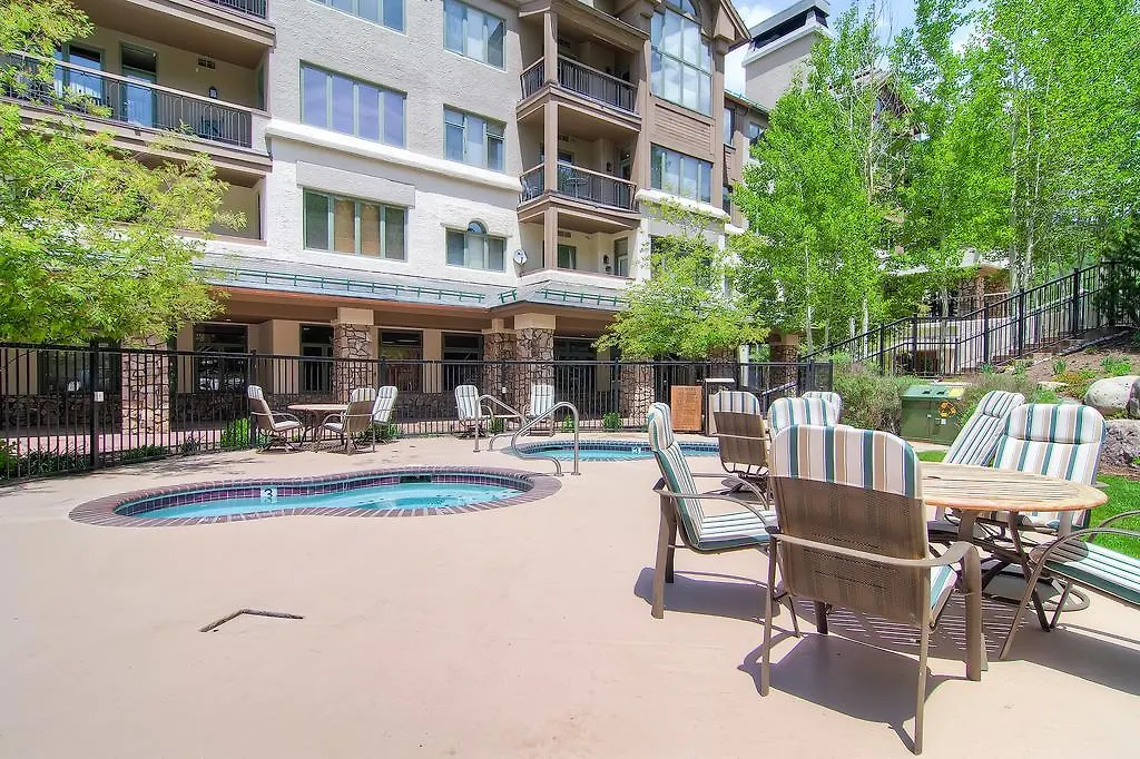 Highlands Slopeside By East West Apartment