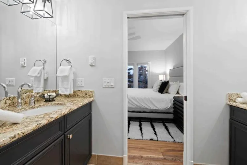 The Charter At E240 Apartment *