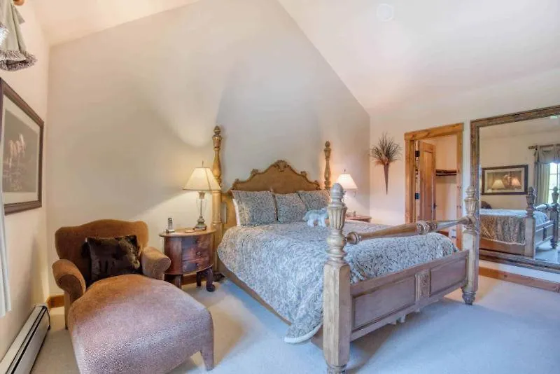 Quartermoon 1258 By East West Hospitality *