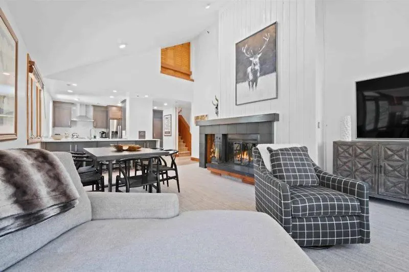 Kiva 436 By East West Hospitality *