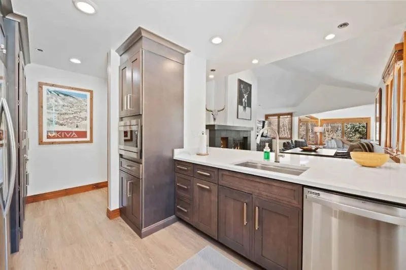 Kiva 436 By East West Hospitality