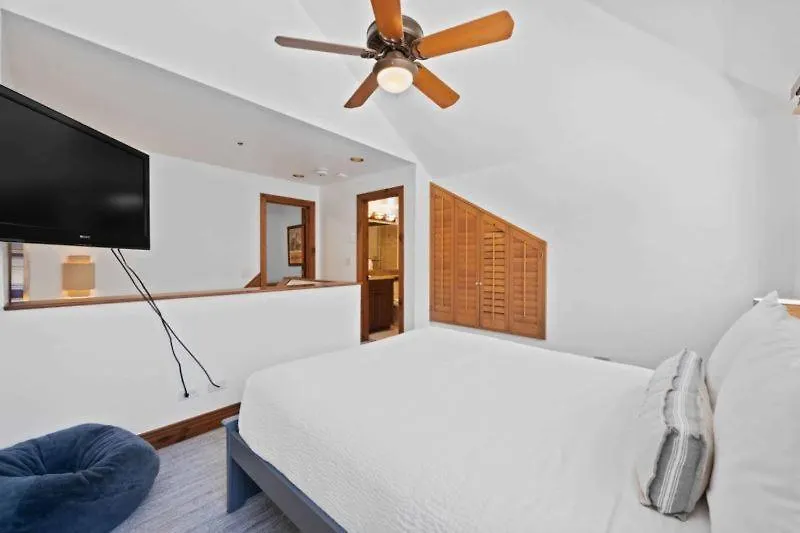 Kiva 436 By East West Hospitality *