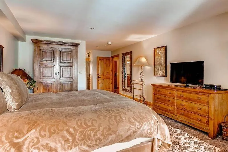 Kiva 324 By East West Hospitality