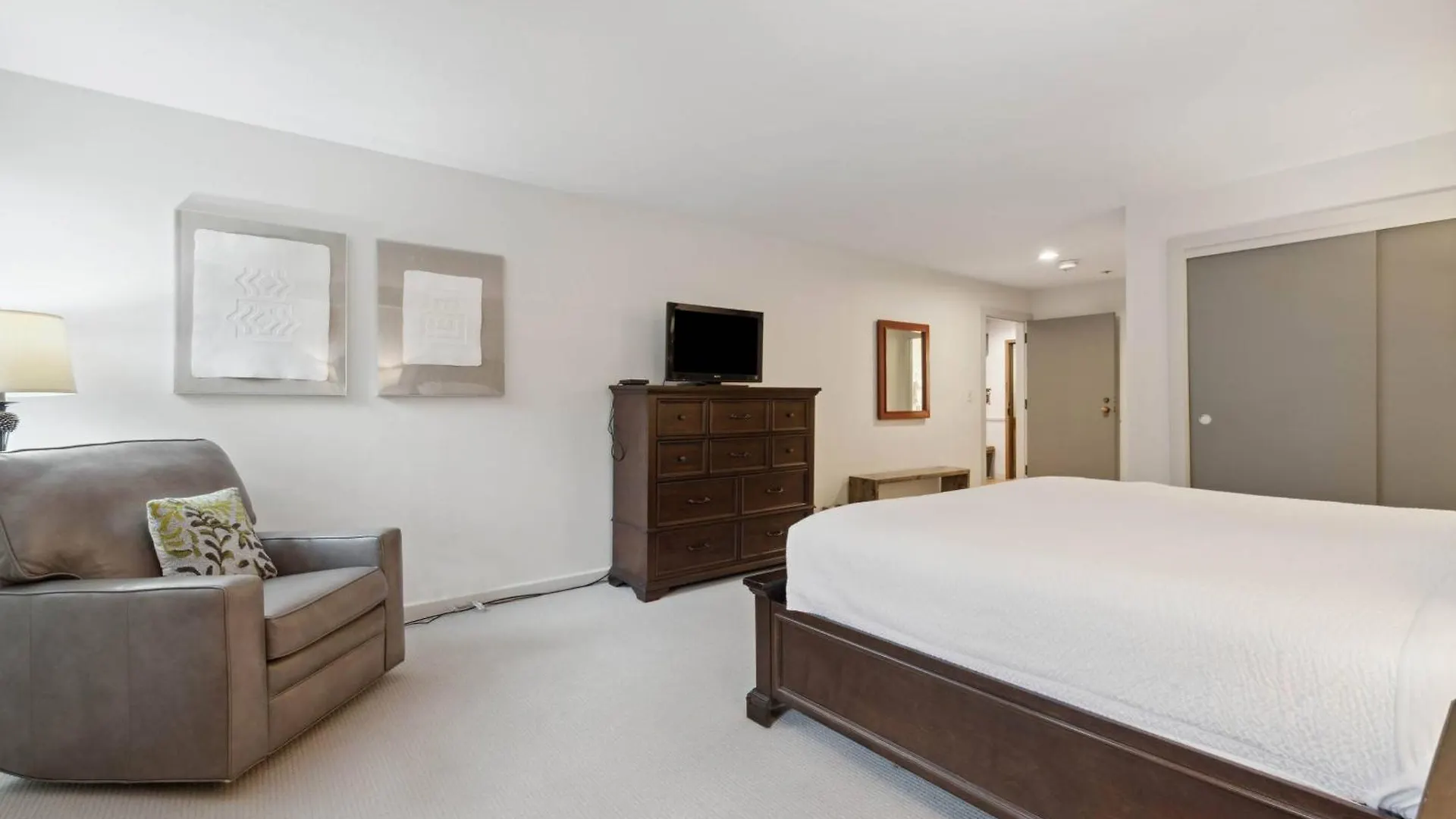 Kiva 329 By East West Hospitality