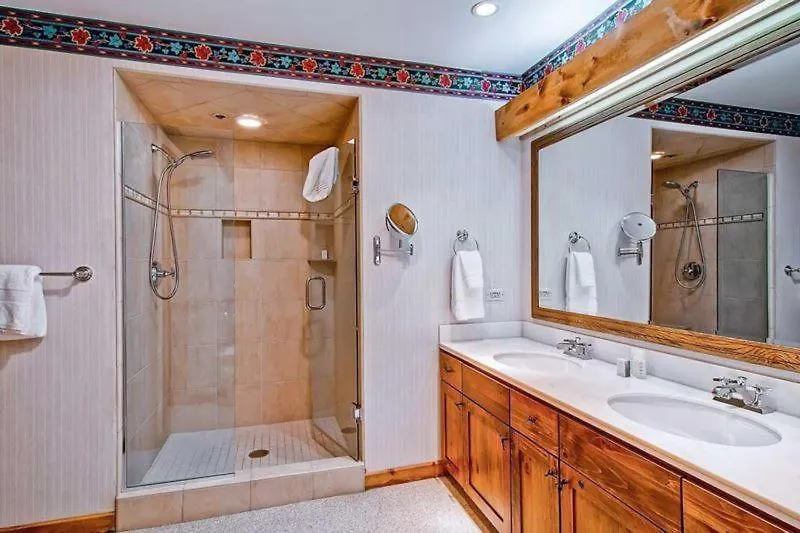 Kiva 121 By East West Hospitality