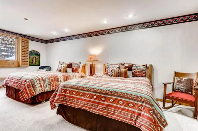 Kiva 121 By East West Hospitality