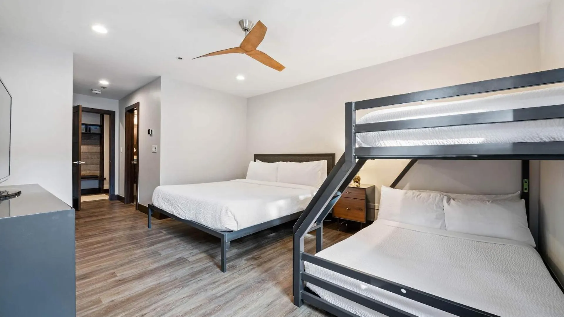 Kiva 125 By East West Hospitality