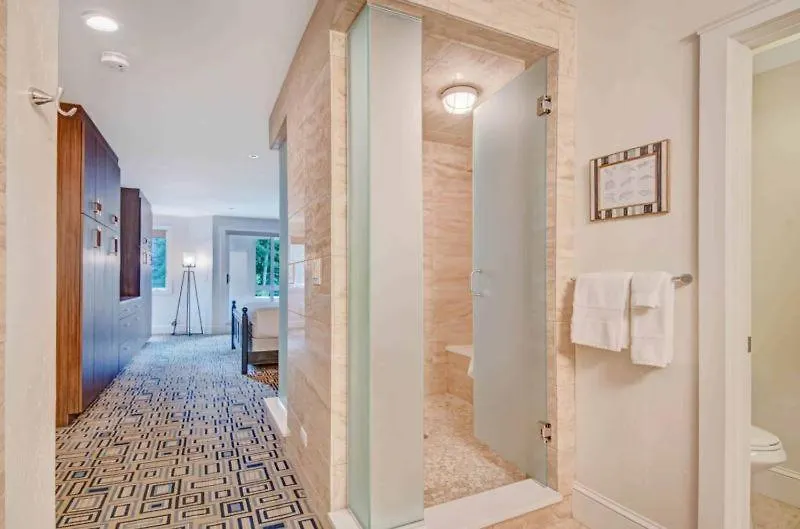Kiva 223 By East West Hospitality *