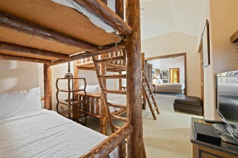 Highlands 401 By East West Hospitality *