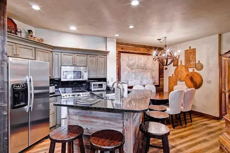 Highlands 405 By East West Hospitality *