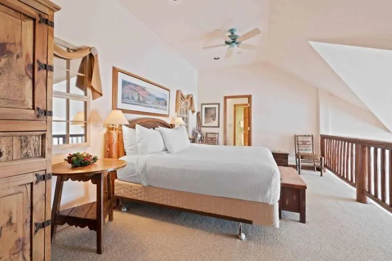 Highlands 401 By East West Hospitality