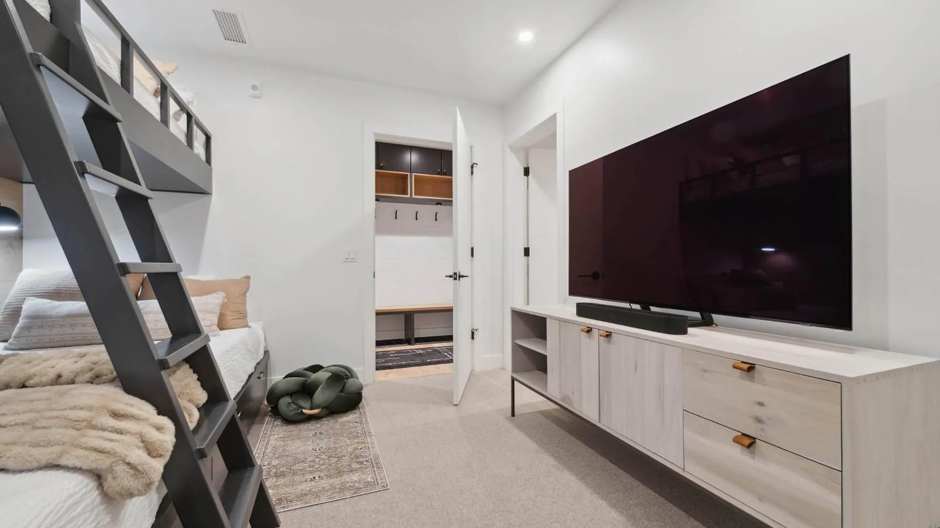 Frontgate 302 By East West Hospitality