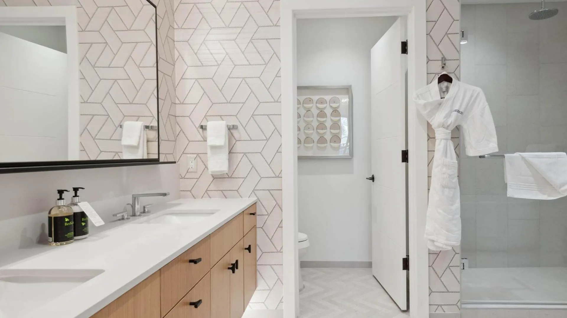 Frontgate 210 By East West Hospitality Apartment