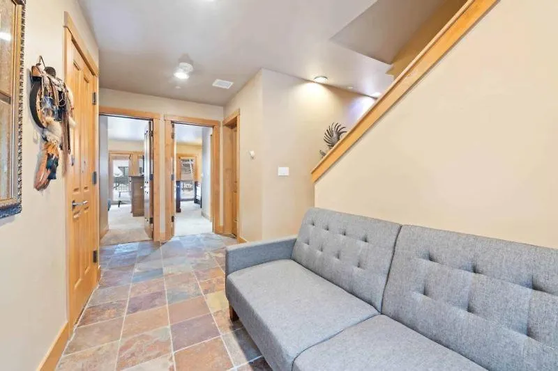 Montane 225 By East West Hospitality Apartment