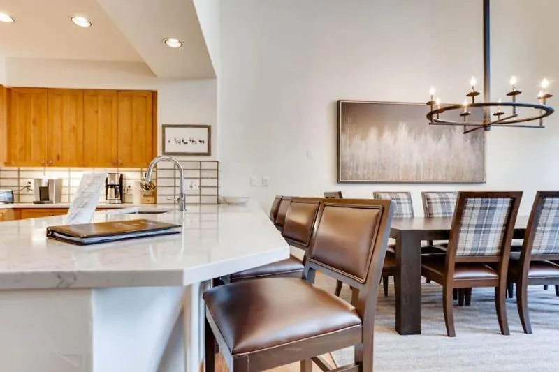 Montane 223 By East West Hospitality Apartment