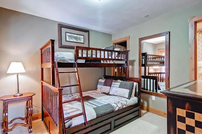 Montane 210 By East West Hospitality Apartment