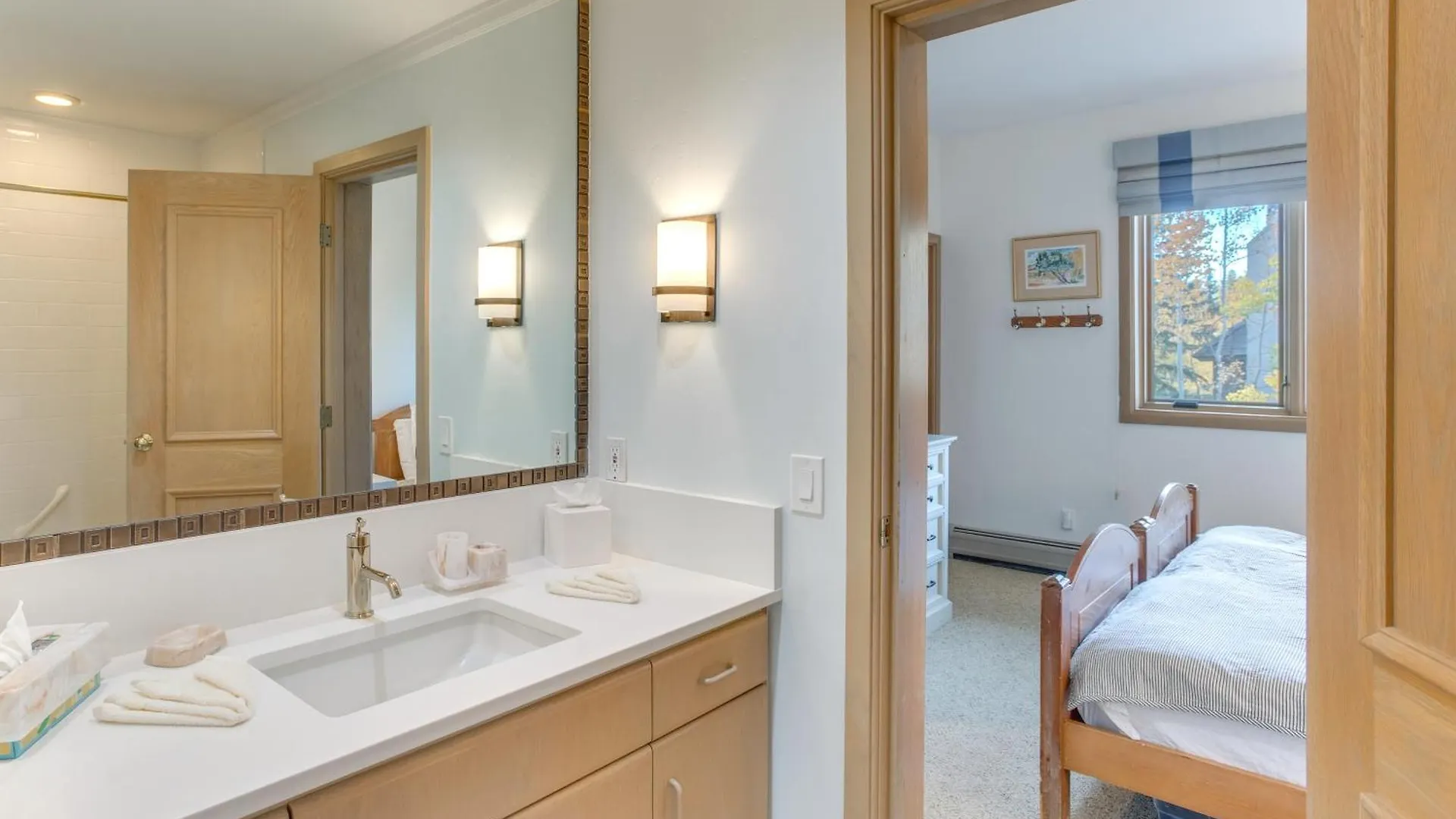 Luxury True Ski-inandski-out Apartment! *