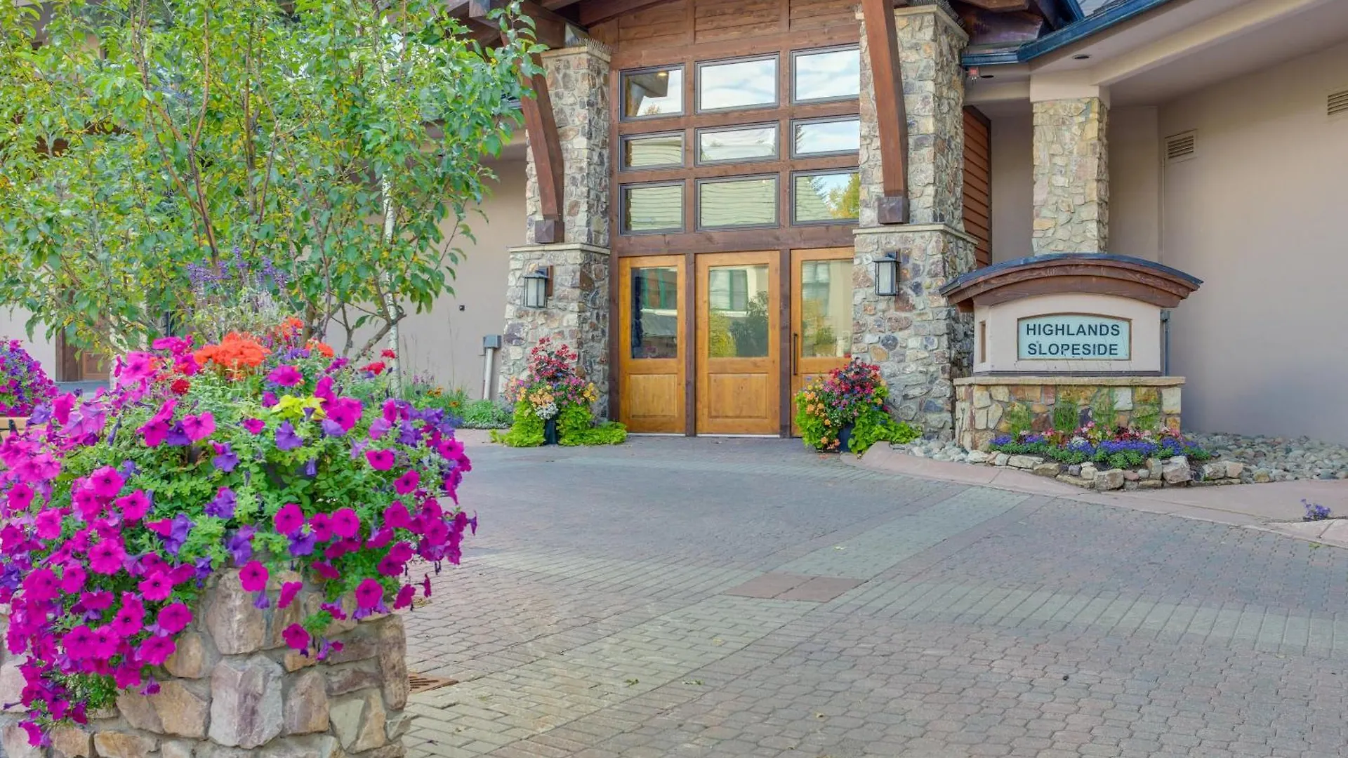 Luxury True Ski-inandski-out Apartment! Apartment
