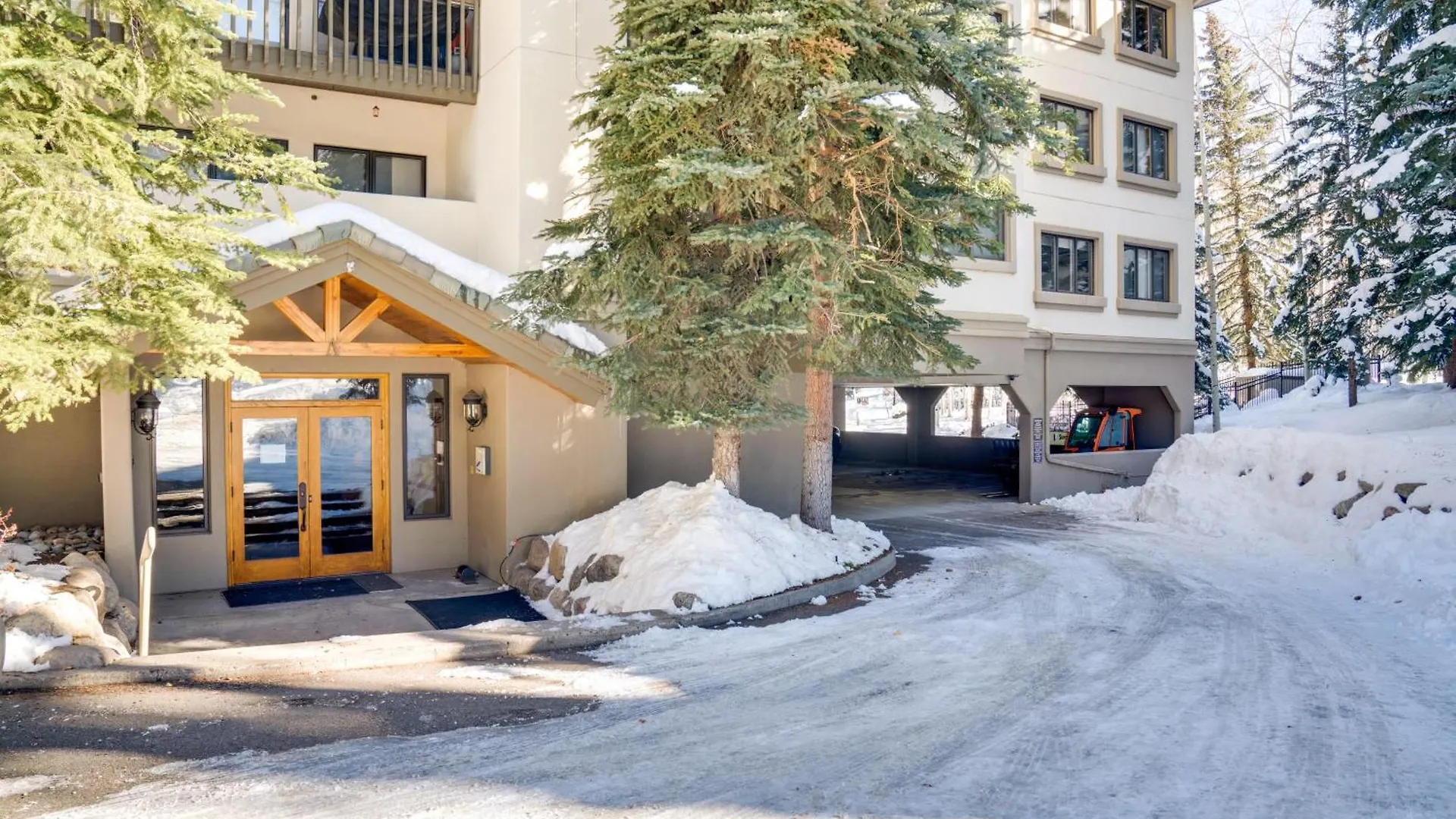 Ski-inandski-out Near Trails Apartment
