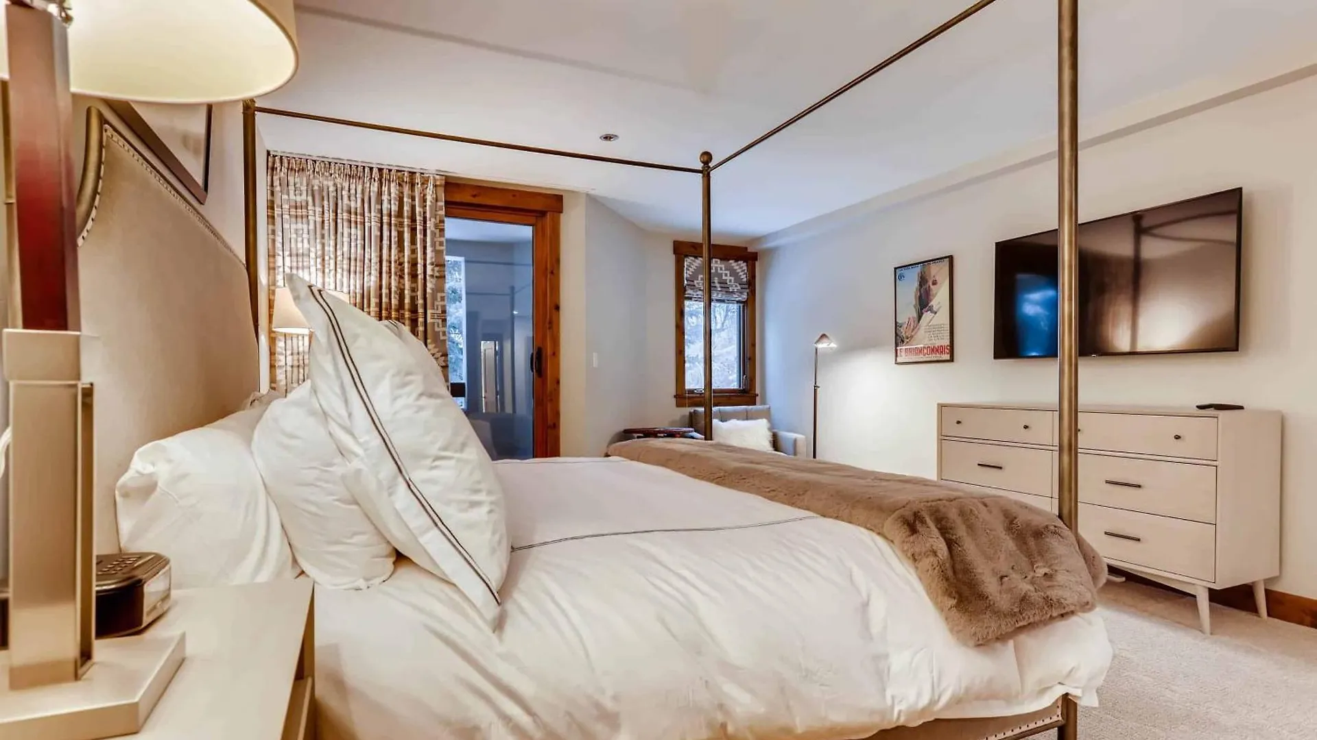 Kiva 126 By East West Hospitality *