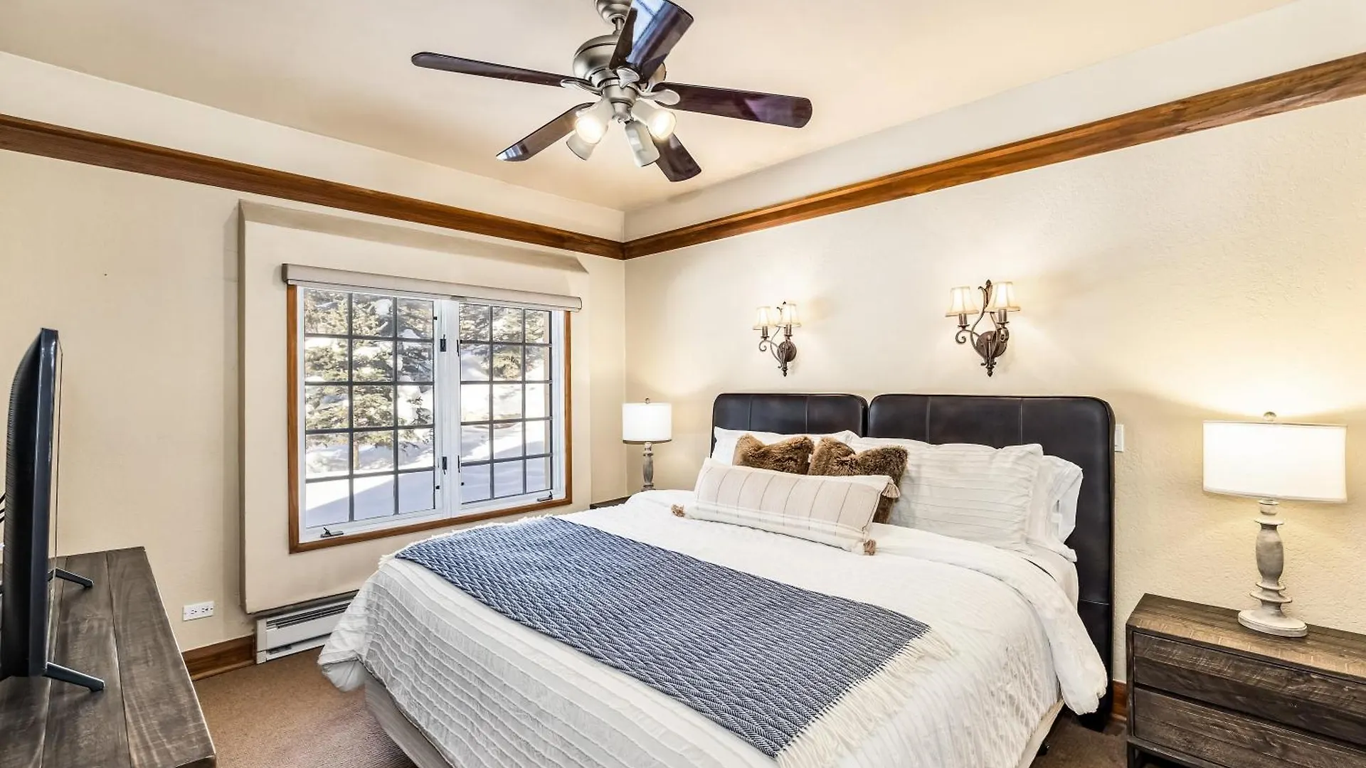 Relaxing Slope Side Ski-in Ski-out & Ground Level Patio *