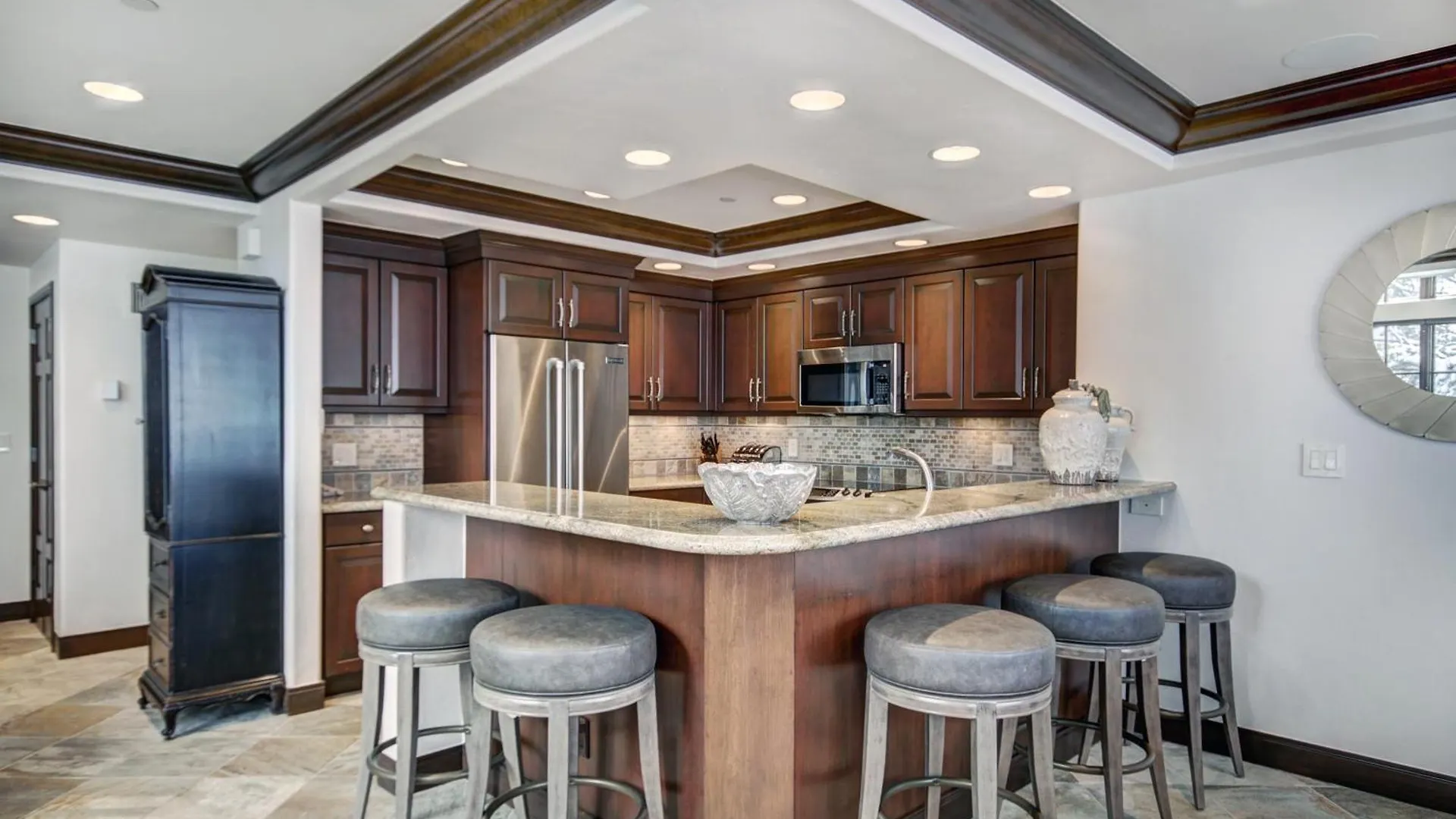 Apartment Luxury Ski-in 3 Bedroom Penthouse Inside Pines Lodge, Sleeps 10! *