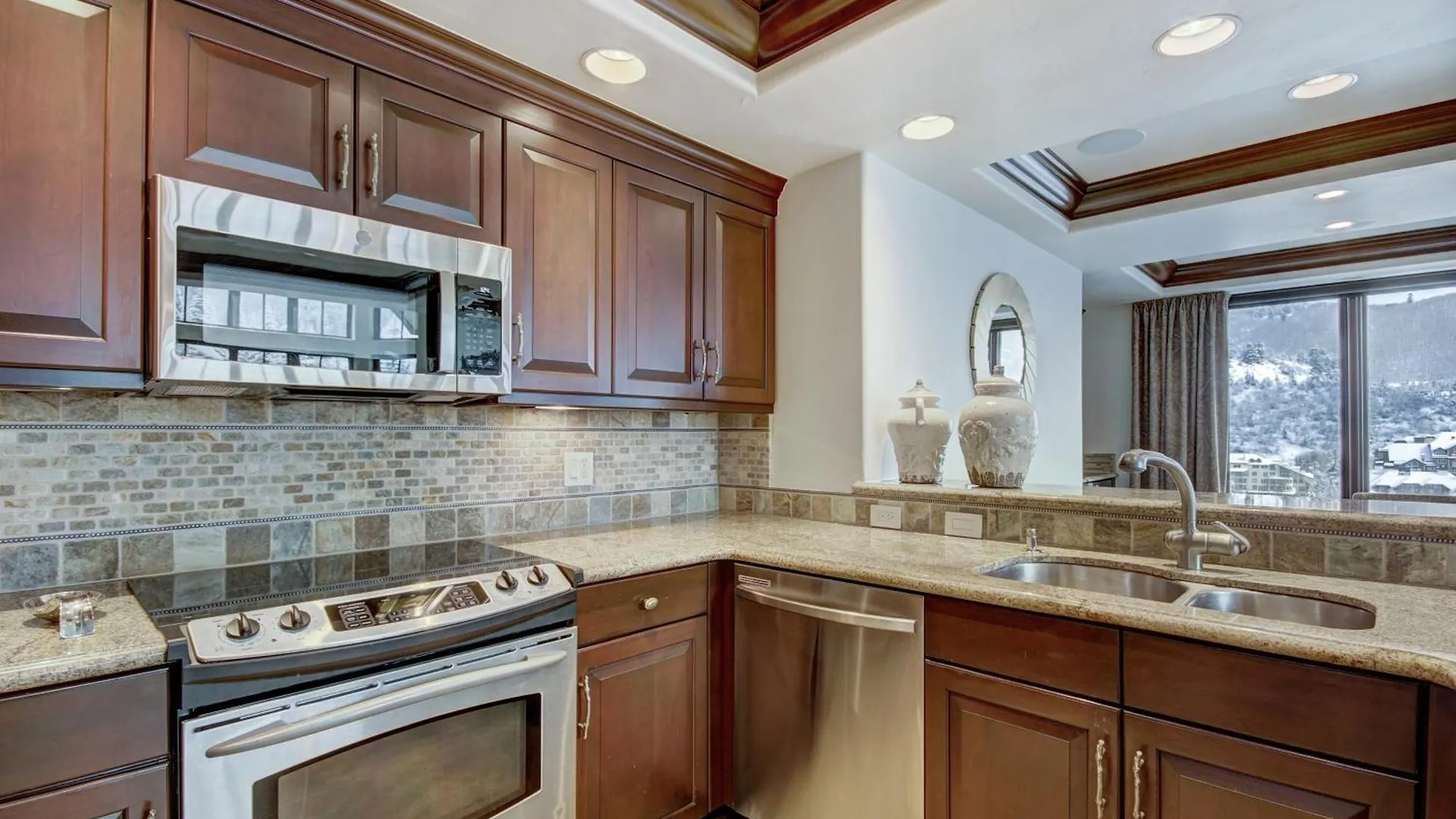 Luxury Ski-in 3 Bedroom Penthouse Inside Pines Lodge, Sleeps 10! Apartment