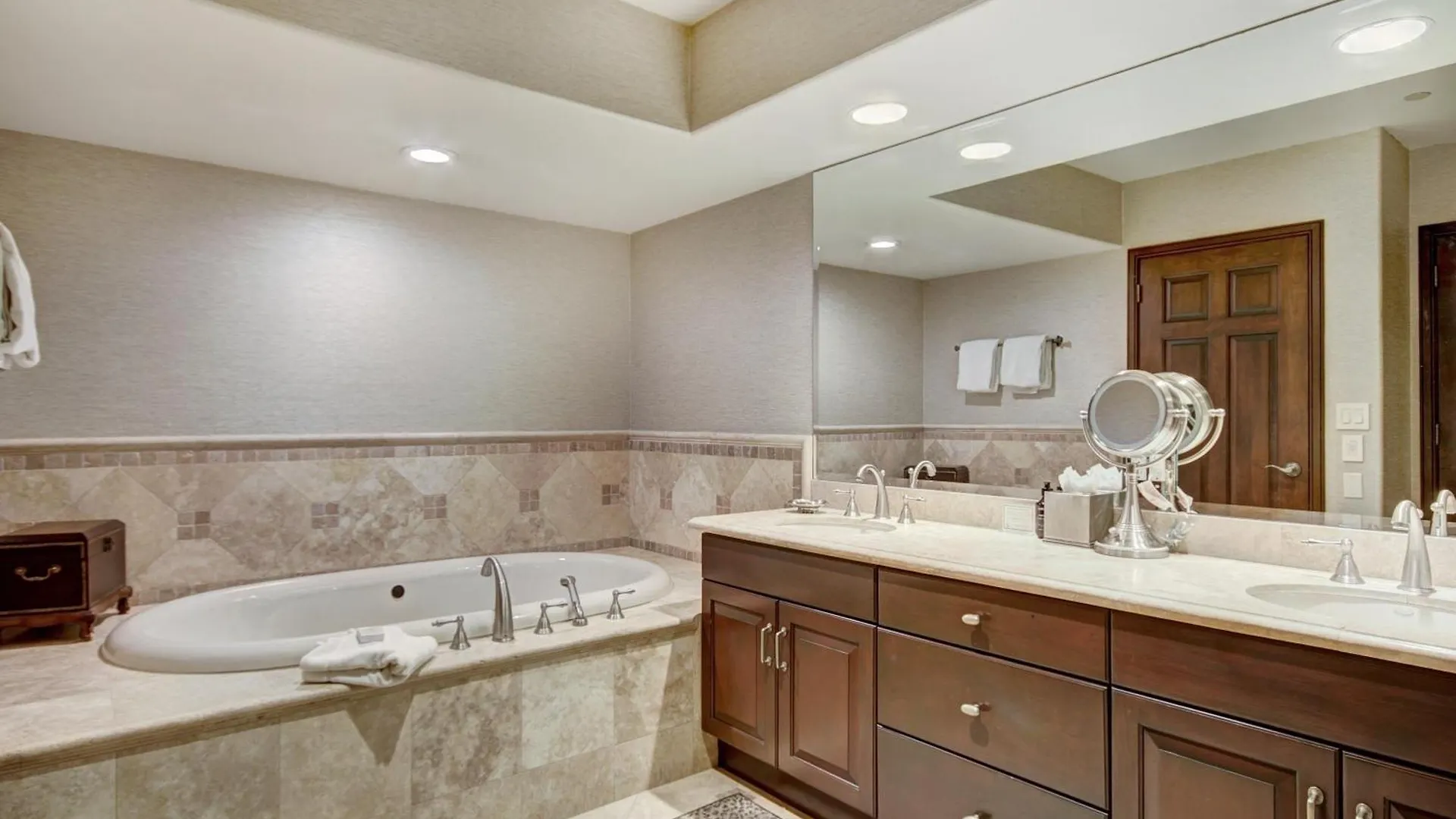 Apartment Luxury Ski-in 3 Bedroom Penthouse Inside Pines Lodge, Sleeps 10! Beaver Creek