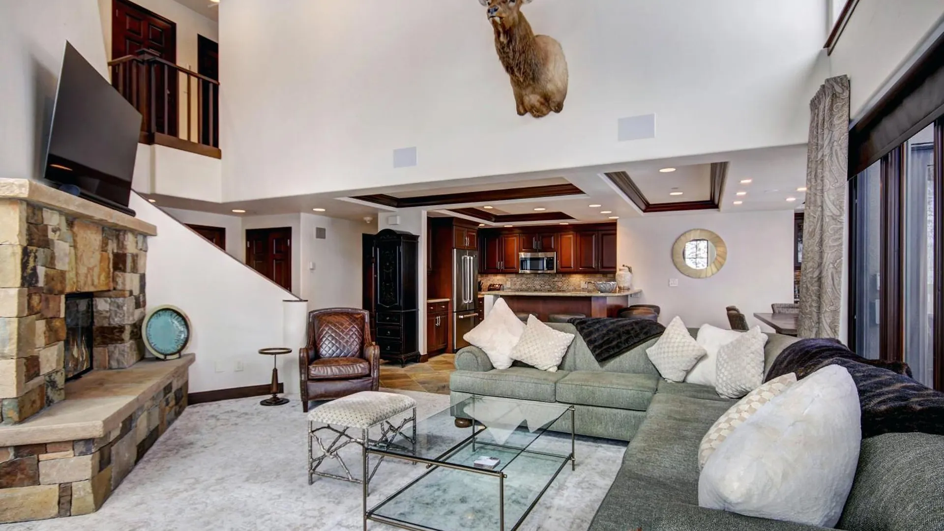 Luxury Ski-in 3 Bedroom Penthouse Inside Pines Lodge, Sleeps 10! *