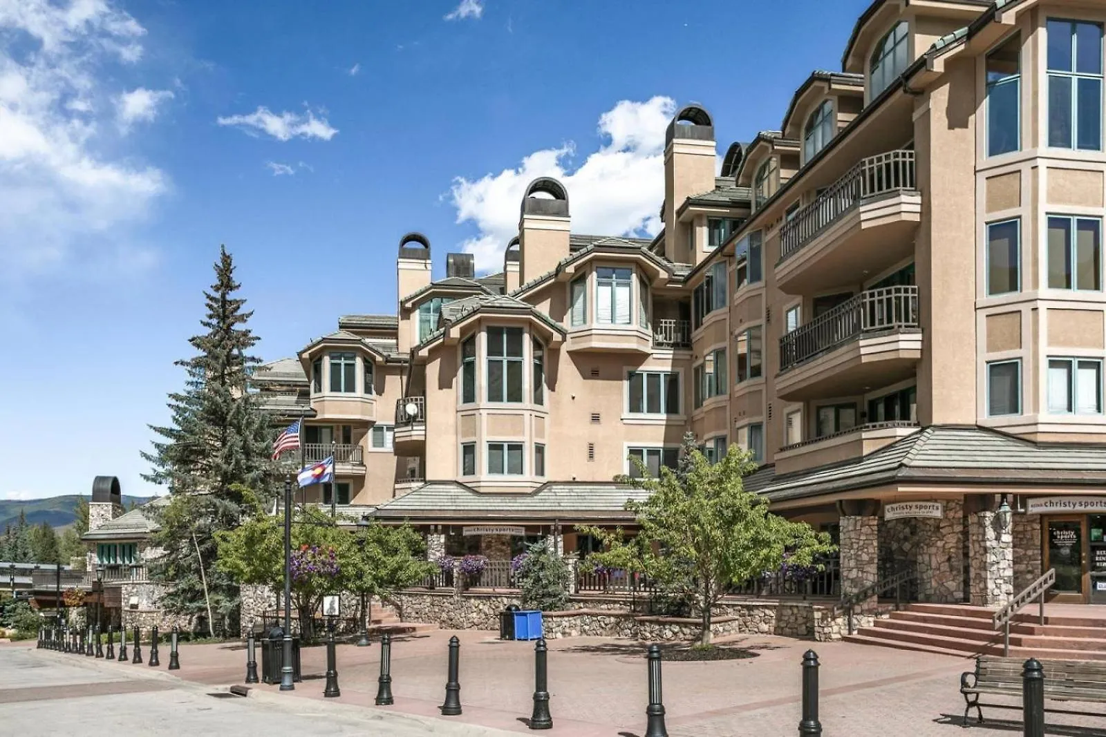 Apartmán Luxury 3 Bedroom In The Heart Of Village With Heated Pool